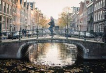 Pedaleando por Ámsterdam: cómo la bicicleta te abre las puertas de una ciudad que los turistas no ven