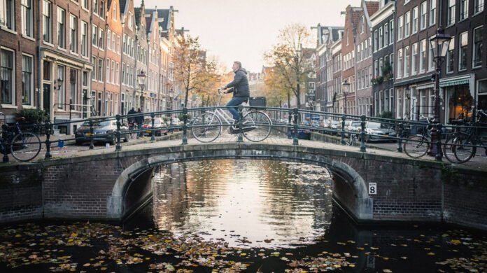 Pedaleando por Ámsterdam: cómo la bicicleta te abre las puertas de una ciudad que los turistas no ven